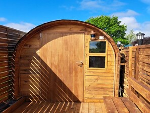 A wooden arched structure with a door and window, surrounded by wooden fences. - "Ilsabe" - 25km from the sea by Interhome (Agerskov)