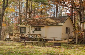 Property grounds - 2-Bedroom Cottage #4 - Monterey Pine (Gravenhurst)