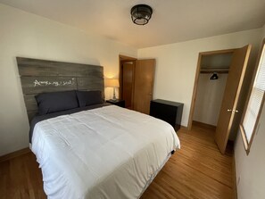 3 bedrooms, iron/ironing board, free WiFi, bed sheets - Cozy Home in Victory Pkwy! (Minneapolis)