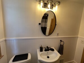 Hårføner, håndklær, såpe og toalettpapir