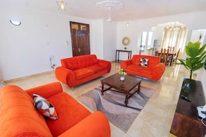 Familienapartment | Wohnbereich | Smart-TV