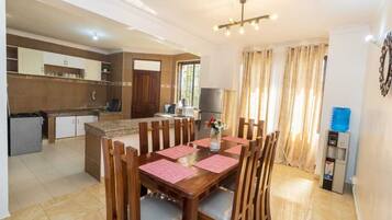 Familjelägenhet | Eget kök | Kylskåp, mikrovågsugn och grytor/köksredskap