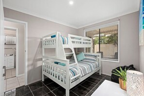 2 soveværelser, skrivebord, strygejern/strygebræt, weekendseng