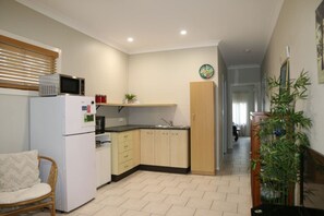 Køleskab, mikrobølgeovn, brødrister, køkkentøj/tallerkener/redskaber