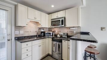 Réfrigérateur, surface de cuisson, cafetière-théière, grille-pain