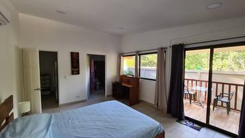 2 bedrooms, desk, free WiFi, bed sheets
