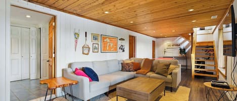 TV, fireplace