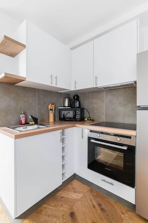 Réfrigérateur, four à micro-ondes, surface de cuisson, cafetière-théière