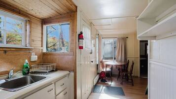 Réfrigérateur, micro-ondes, plaque de cuisson