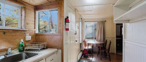 Refrigerador, microondas, parrilla de estufa y utensilios de cocina