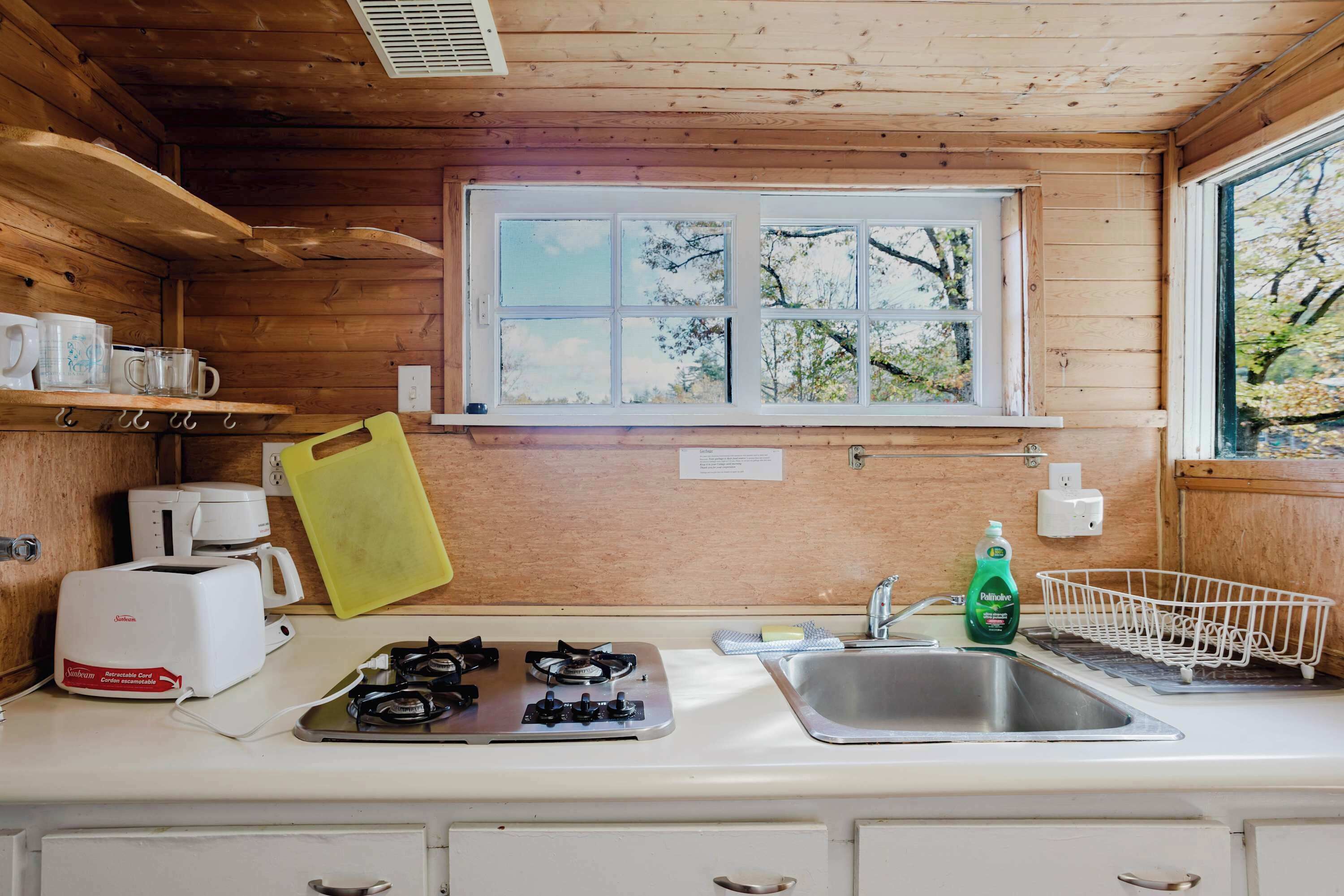 Réfrigérateur, micro-ondes, plaque de cuisson