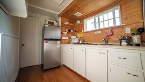 Geladeira, micro-ondas, cooktop, talheres/pratos/utensílios de cozinha