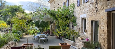 屋外ダイニングエリア