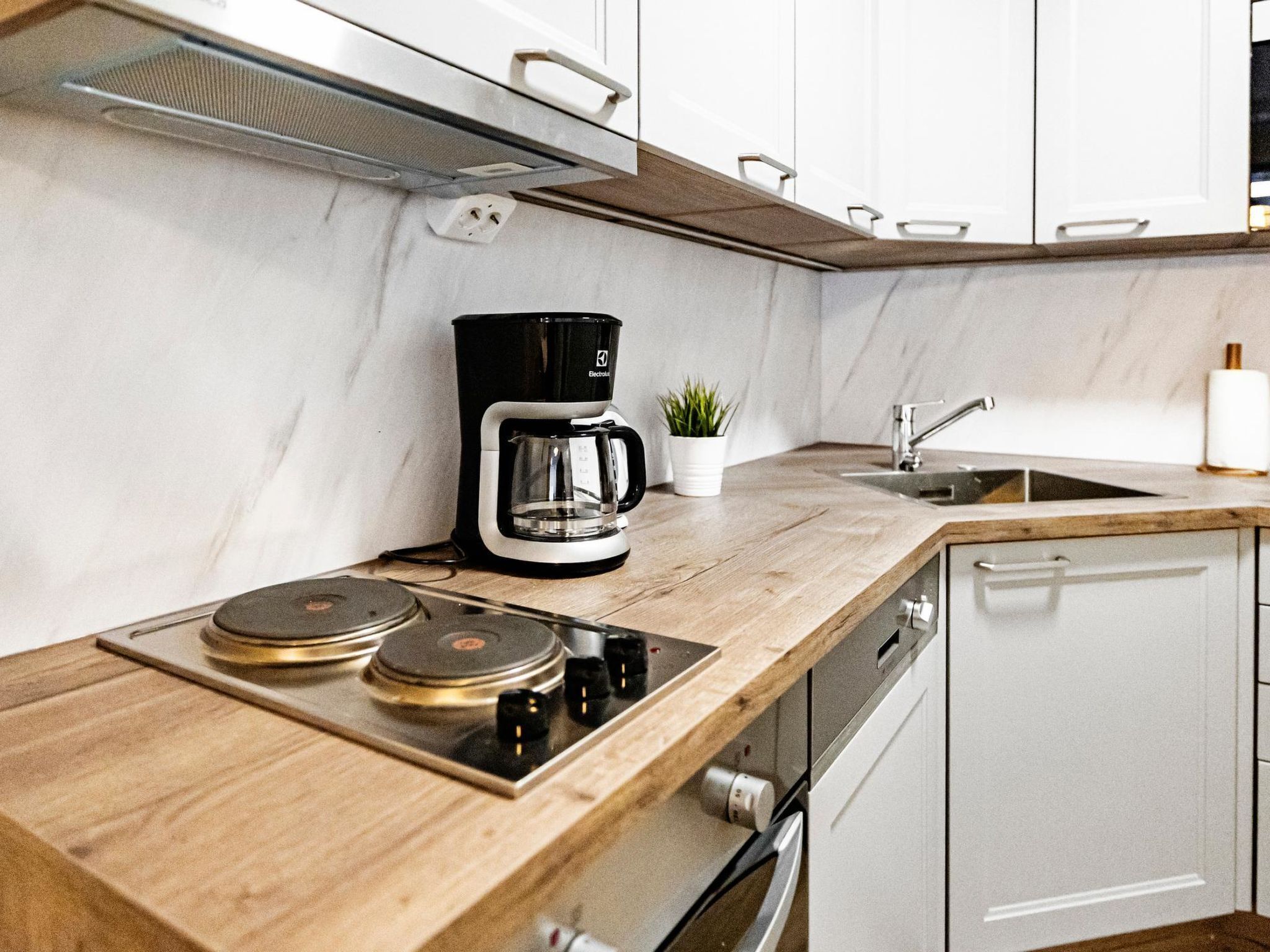 Fridge, microwave, dishwasher, cookware/dishes/utensils
