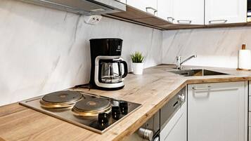 Fridge, microwave, dishwasher, cookware/dishes/utensils