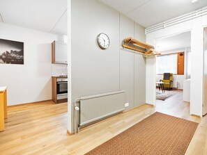 Un intérieur moderne comprenant une cuisine, un radiateur, une horloge et un étendoir.