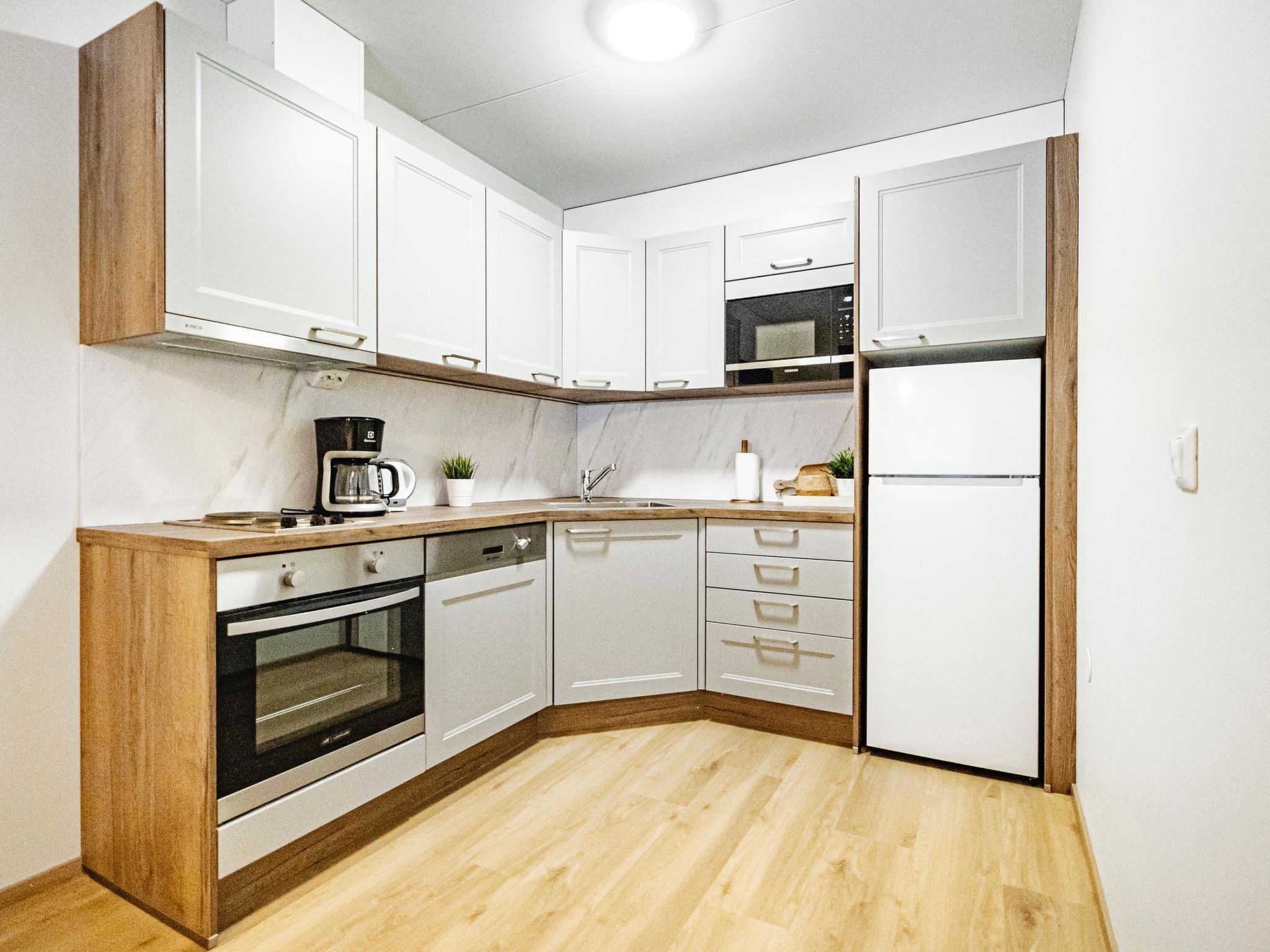 Fridge, microwave, dishwasher, cookware/dishes/utensils