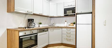 Fridge, microwave, dishwasher, cookware/dishes/utensils