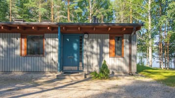 Sininen ovi, kaksi ikkunaa, joissa on sälekaihtimet, ja oven päällä numero ’5’.