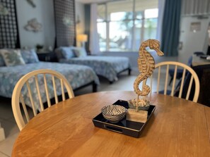 Fer et planche à repasser, lit de bébé portatif, accès au Wi-Fi (inclus)