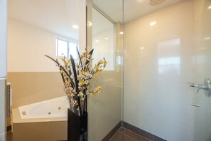 Dusche, Haartrockner, Handtücher, Seife