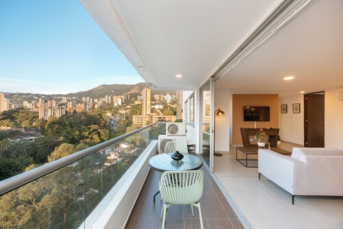 Gorgeous apartment with stunning view and Pool near Santa Fe Mall