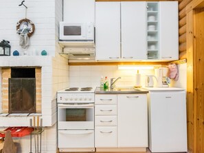 Refrigerador, microondas, utensilios de cocina