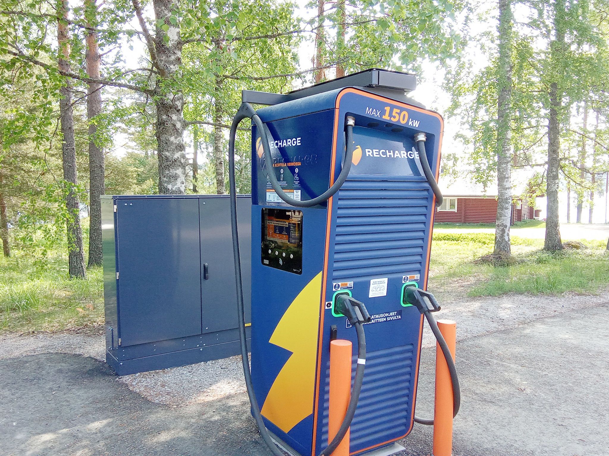 Une borne de recharge pour véhicules électriques, de couleur bleue et orange, d’une capacité de 150 kW.