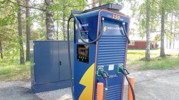 Een laadstation voor elektrische voertuigen in blauw en oranje, met een capaciteit van 150 kW.