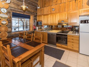 Kühlschrank, Mikrowelle, Geschirrspüler, Kochgeschirr/Geschirr/Besteck