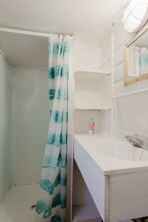 Shower - 1-Bedroom Cottage #1 - White Pine (Gravenhurst)