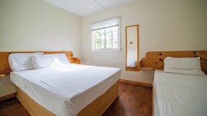 1 bedroom, bed sheets