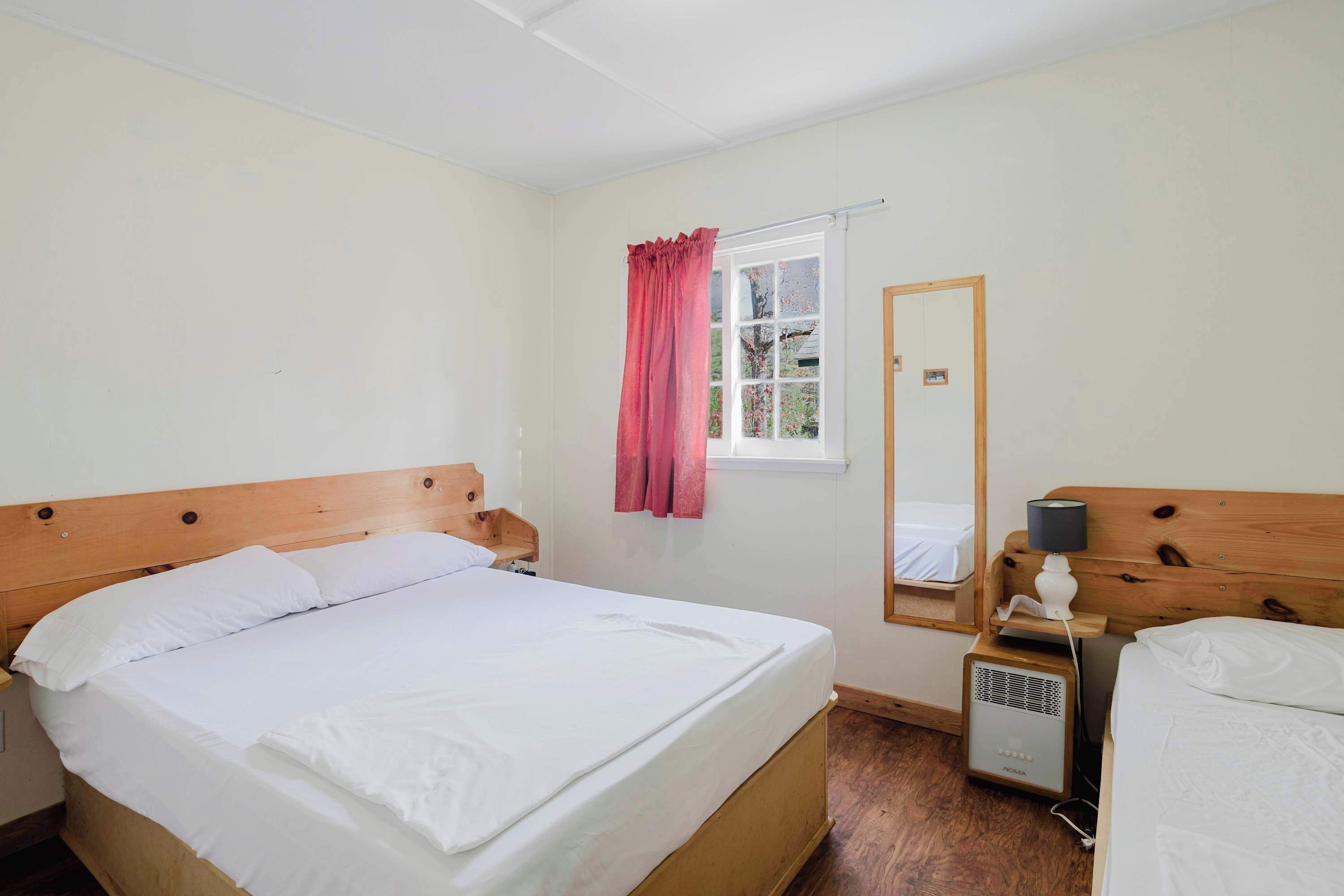 1 bedroom, bed sheets