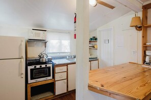 Fridge, microwave, stovetop, cookware/dishes/utensils - 1-Bedroom Cottage #1 - White Pine (Gravenhurst)