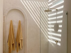 Shower, hair dryer, towels