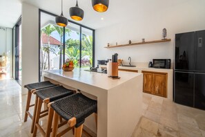 Geladeira, micro-ondas, cooktop, cafeteira/chaleira