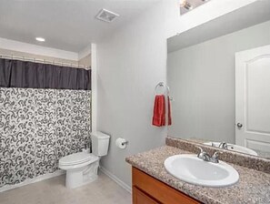 Haartrockner, HandtĂŒcher, Seife, Toilettenpapier