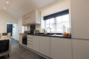 Feriehus | Privat køkken | Opvaskemaskine, elkedel, brødrister, køkkentøj/tallerkener/redskaber