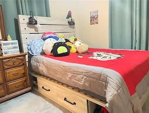 3 bedrooms, bed sheets