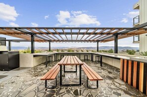 Outdoor dining - Blackdiamond 504 - Beautiful modern 2bd/2bth apartment + pool, spa, sauna access (Greenway)