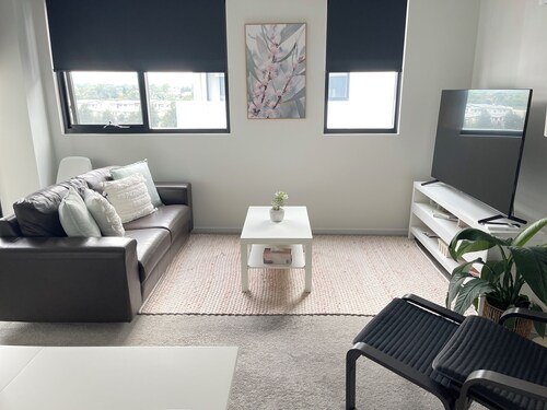 Blackdiamond 504 - Beautiful modern 2bd/2bth apartment + pool, spa, sauna access
