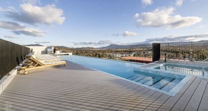 Blackdiamond 504 - Beautiful modern 2bd/2bth apartment + pool, spa, sauna access