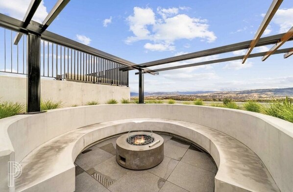 Outdoor spa tub - Blackdiamond 504 - Beautiful modern 2bd/2bth apartment + pool, spa, sauna access (Greenway)