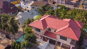 A residential area with houses featuring red roofs and a mix of architectural styles. - Fresh Air Lodge (Accra)
