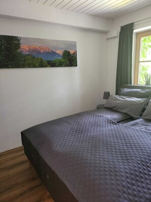 1 dormitori i roba de llit 