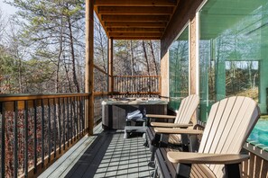 Outdoor spa tub - Elk Pass by AvantStay | Luxurious Mountain Estate (Pigeon Forge)