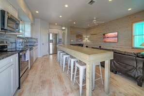 Fridge, microwave, oven, stovetop - 6BDR, Balcony w/ Bay View, Shared Pool + Boat Dock | Keeper Red by AvantStay (Corpus Christi)