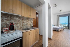 Frigorifero, forno, piano cottura, macchina per tè/caffè