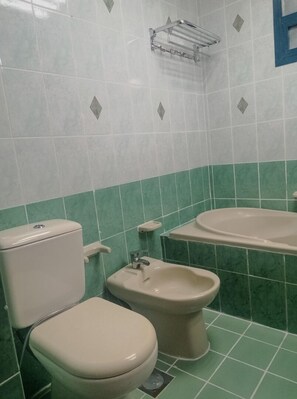 Séchoir à cheveux, papier de toilette