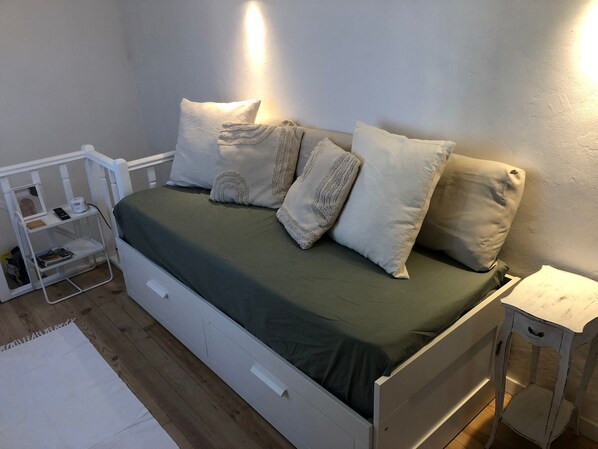 1 bedroom, WiFi, bed sheets
